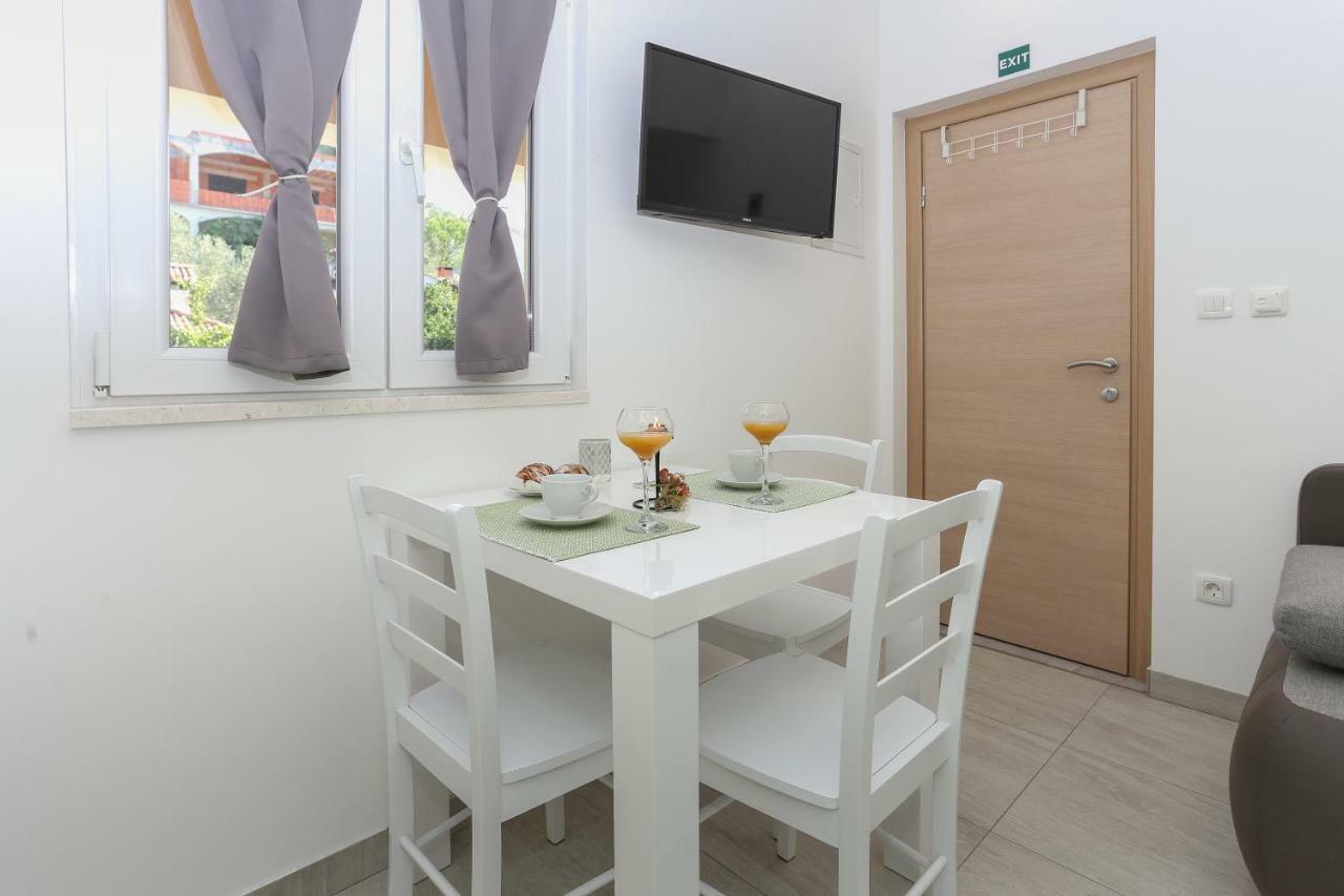 Bruno'S Poolside Apartments - Near Beach Trogir Exterior photo